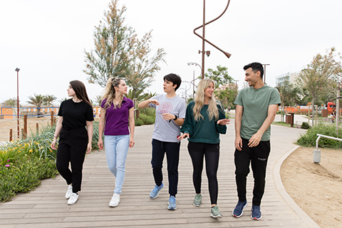 persone che camminano al parco del mare di Rimini