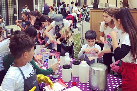 bambini e bambine che fanno esperimenti nel giardino del Dipartimento di Scienze per la Qualità della vita a Rimini