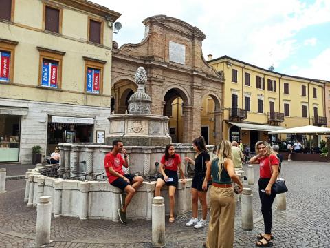 studenti davanti alla fontana della Pigna a Rimini