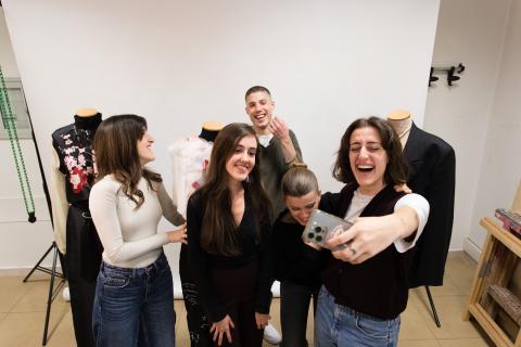 Ragazzi che giocano con mobile