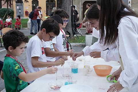 Esperimenti di chimica nel cortile Alberti bambini