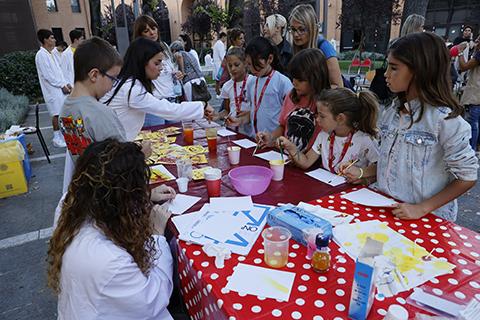 Esperimenti nel cortile Alberti bambini