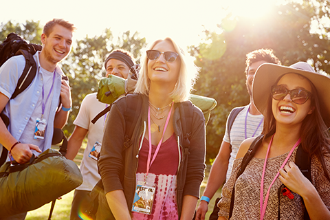 Ragazzi sorridenti che stanno andando ad un Festival