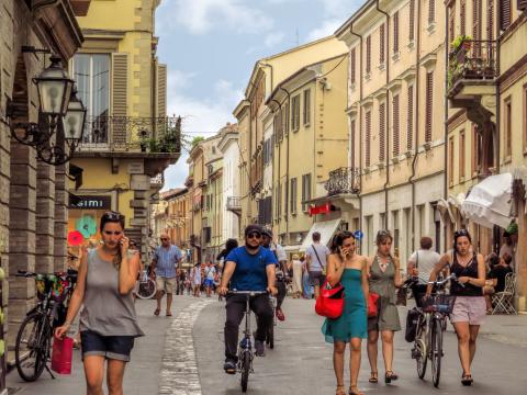 persone che camminano nel corso di Rimini