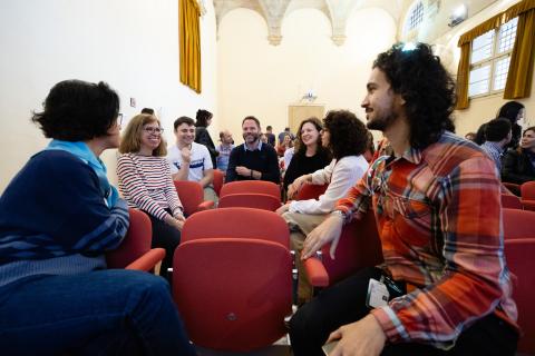 persone che parlano