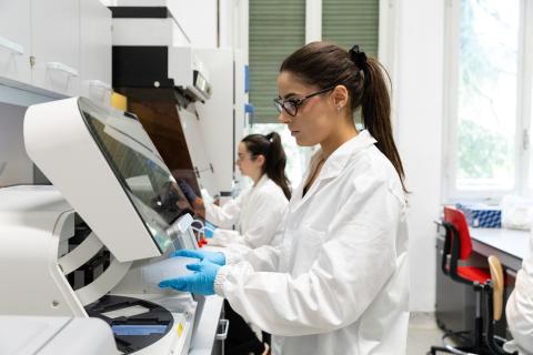 donna al microscopio