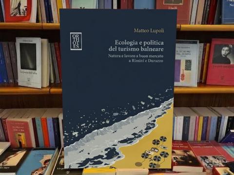copertina del libro di lupoli appoggiata su uno scaffale della libreria