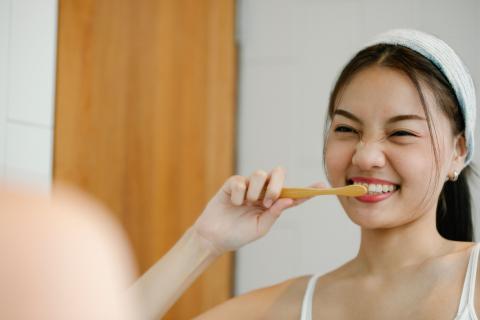 ragazza che si lava i denti