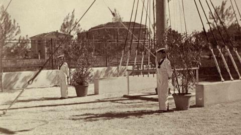 foto epoca della scuola marittima moroni con due giovani alunni in divisa da marinaio