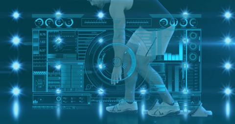 Atleta maschio accovacciato in pantaloncini che preparano la partenza sprint in laboratorio con HUD block scarpe da corsa. Biometria, interfaccia, teal, studio, prestazioni, analisi, movimento
