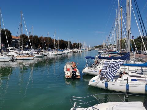 Barche ormeggiate lungo il porto di Rimini
