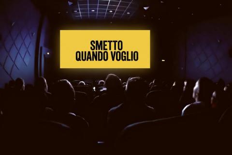 sala cinematografica con pubblico e sullo schermo la scritta smetto quando voglio